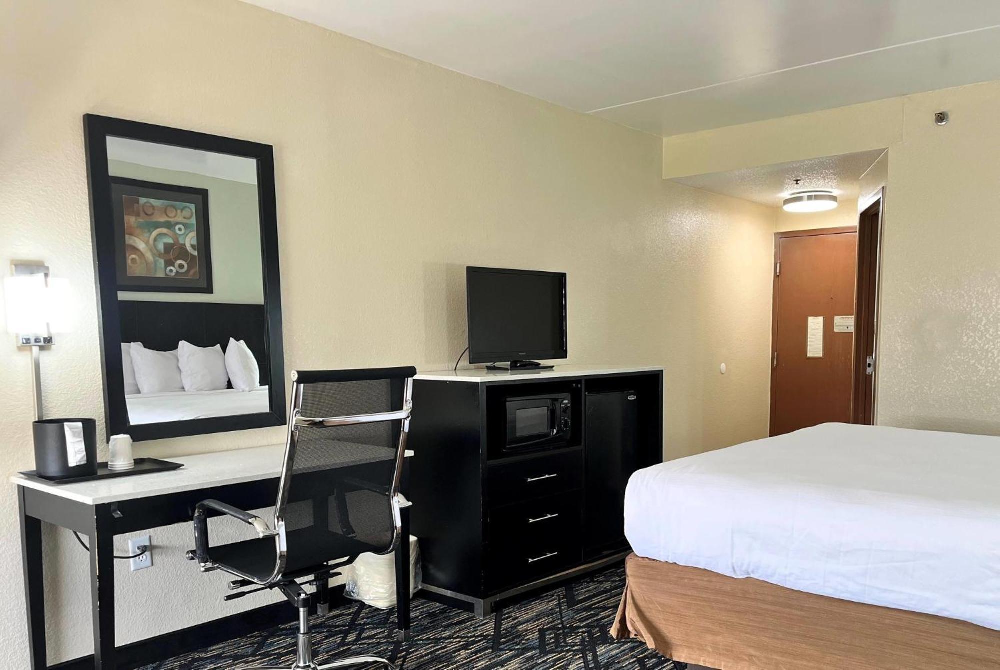 Hotel Baymont By Wyndham Cincinnati Sharonville